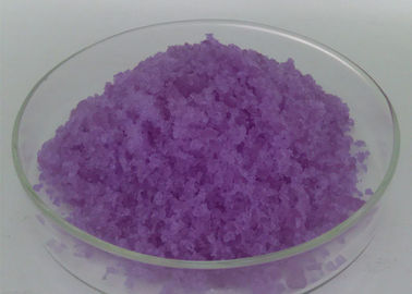 Purpurrote seltene Erde nitriert Neodym-Nitrat-Hexahydrats-Kristall für die Glas Farben